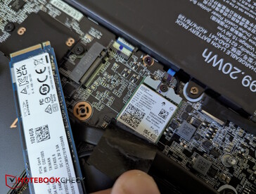 Moduł Wi-Fi znajduje się pod jednym z dysków SSD