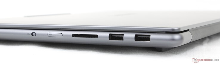 Po prawej stronie: Wyłącznik awaryjny kamery, przycisk zasilania, czytnik kart SD, 2x USB-A (10 Gb/s)