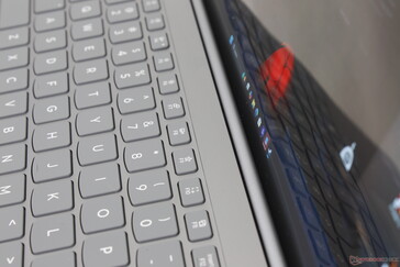 "Podbródek" nie istnieje w przeciwieństwie do innych laptopów, ponieważ ekran rozciąga się aż do podstawy urządzenia