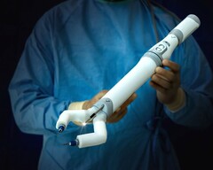Chirurdzy na ziemi z powodzeniem zdalnie sterowali dwukilogramowym robotem chirurgicznym SpaceMIRA na ISS. (Źródło: Virtual Incision)