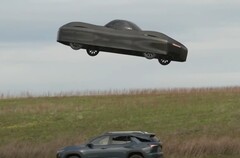 Zrzut ekranu pokazuje elektryczny Model A firmy Alef Aeronautics unoszący się nad innym samochodem (źródło obrazu: NBC News na YouTube)