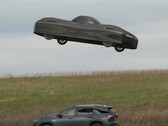 Zrzut ekranu pokazuje elektryczny Model A firmy Alef Aeronautics unoszący się nad innym samochodem (źródło obrazu: NBC News na YouTube)