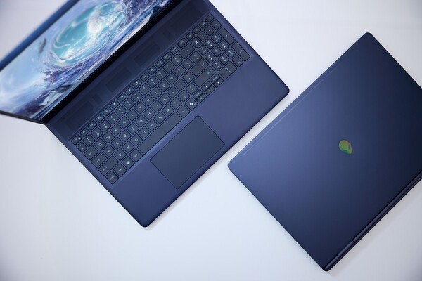 Alienware 16X Aurora ma anodyzowaną aluminiową pokrywę i spód z obsługą otwierania jedną ręką.