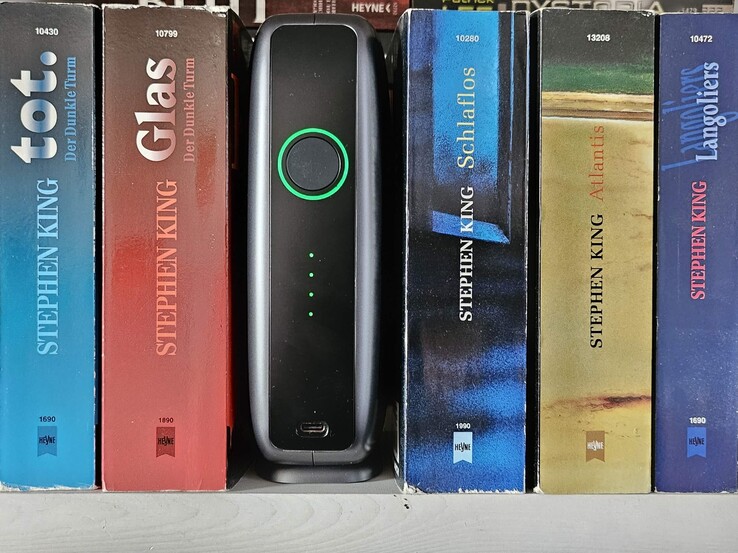 Dwarf Mini jest mniej więcej wielkości książki w miękkiej oprawie.