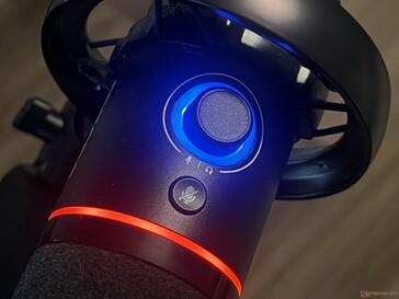 Korpus: przycisk wyciszenia, pokrętło wzmocnienia/głośności