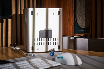 Aby wymienić dyski SSD M.2, należy poluzować cztery śruby.