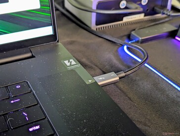 Opatentowany zasilacz sieciowy o mocy 330 W jest nadal wymagany podczas grania, ponieważ ładowanie przez USB-C jest ograniczone do 100 W