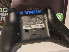 Z tyłu znajdują się cztery dodatkowe przyciski, a skok spustu można mechanicznie skrócić