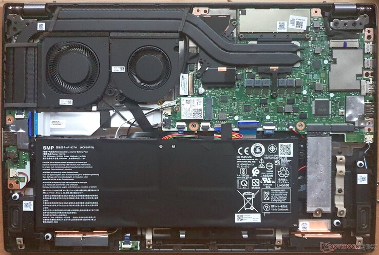Dwa sloty M.2-2280 PCIe 4.0, przykręcona bateria, przyklejony Intel AX211 (WiFi), ale przylutowany RAM
