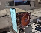 Absurdalna modyfikacja polegająca na zamontowaniu dwóch radiatorów komputerowych na płycie głównej telefonu Nubia Z70 Ultra.