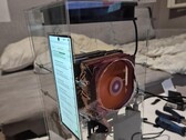 Absurdalna modyfikacja polegająca na zamontowaniu dwóch radiatorów komputerowych na płycie głównej telefonu Nubia Z70 Ultra.