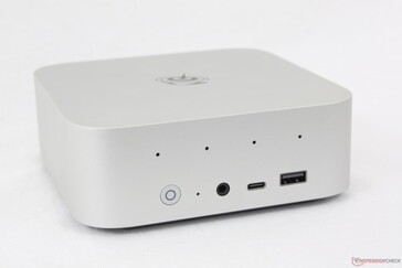 Przód: Przycisk zasilania, przycisk resetowania, zestaw słuchawkowy 3,5 mm, USB-C (10 Gb/s), USB-A 3.2 (10 Gb/s)