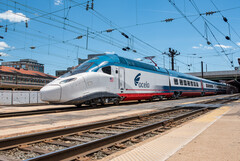 NextGen Acela z elektrowozem i czwartym wózkiem w wariancie Jacobs. (Źródło zdjęcia: Amtrak)