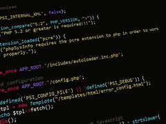 Kod źródłowy PHP na ciemnym ekranie