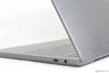 Gładka, matowa powierzchnia ze stopu aluminium może przyciągać odciski palców