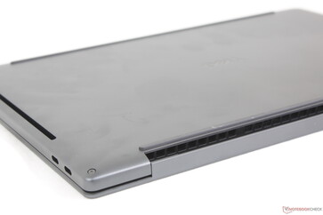 Płyta główna jest teraz dostępna po zdjęciu klawiatury zamiast dolnego panelu