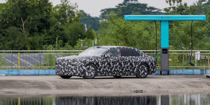 Sedan Yangwang marki BYD na stacji ładowania BYD