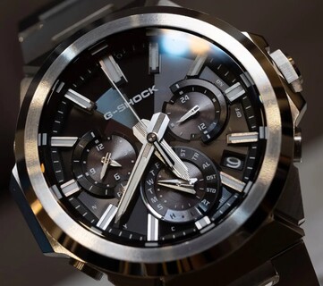 Zbliżenie na model Casio G-Shock GST-W1000D-1A z czarną tarczą, przedstawiające trzy tarcze pomocnicze, świecące znaczniki godzin, fasetowane wskazówki oraz ramkę z stali nierdzewnej o zróżnicowanym wykończeniu.