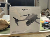 DJI Air 3 będzie dostępny z pilotami zdalnego sterowania RC 2 i RC-N2. (Źródło obrazu: @DealsDrone)