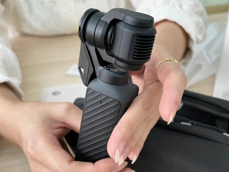 DJI Osmo Pocket 4 ma nowe, mniejsze etui ochronne.
