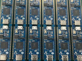 PINE64 Ox64 jest mniej więcej tak duży jak Raspberry Pi Pico W. (Źródło obrazu: PINE64)