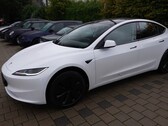 Biały podstawowy model RWD Tesli Model 3 Project Highland został przetestowany na torze Nürburgring Norschleife (Zdjęcie: Misha Charoudin)