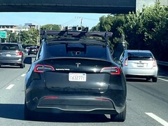 Ta konkretna Tesla Model Y ma zamontowaną na dachu jednostkę LiDAR, co sugeruje, że jest używana do testowania nadchodzącego robotaxi Tesli. (Źródło zdjęcia: Steve Krawczyk/The Verge)