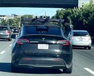 Ta konkretna Tesla Model Y ma zamontowaną na dachu jednostkę LiDAR, co sugeruje, że jest używana do testowania nadchodzącego robotaxi Tesli. (Źródło zdjęcia: Steve Krawczyk/The Verge)