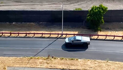 W sieci pojawił się materiał filmowy przedstawiający Cybertrucka poddawanego testom wytrzymałości baterii, co wskazuje, że Tesla jest o krok bliżej do wprowadzenia na rynek swojego elektrycznego pickupa. (Źródło obrazu: YouTube - edytowane)