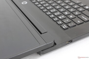 Jeden z niewielu 18-calowych laptopów do gier, w których pokrywa może otworzyć się o pełne 180 stopni