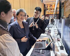 Lisa Su z AMD używająca MINISFORUM V3 podczas niedawnego szczytu AMD AI PC Innovation Summit. (Źródło zdjęcia: MINISFORUM)