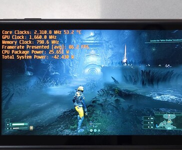 Returnal działający na GPD Win 5 z AMD Ryzen AI Max+ 395, pokazujący 86 FPS w teście wydajności przy 42W mocy systemu. (Źródło obrazu: The Phawx via YouTube)