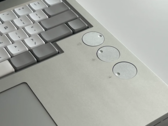 Laptop Campus DIY z mechaniczną klawiaturą i konfigurowalnymi pokrętłami