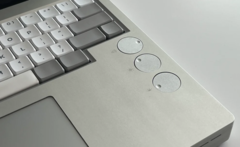 Laptop Campus DIY z mechaniczną klawiaturą i konfigurowalnymi pokrętłami