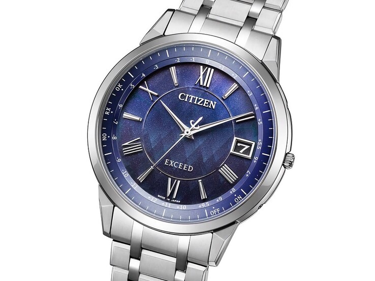 Zegarek Citizen Exceed „Morning in the Sacred Forest” Eco-Drive ma tarczę w głębokim odcieniu niebieskiego z subtelnym wzorem inspirowanym lasem, połyskujące akcenty, wskazówki i indeksy godzinowe w srebrnym kolorze oraz datownik na godzinie 3.
