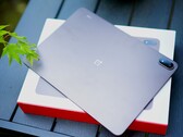 Pomimo dużej baterii urządzenie pozostaje smukłe — choć zauważą Państwo różnicę w wadze w porównaniu z modelem OnePlus Pad 4.