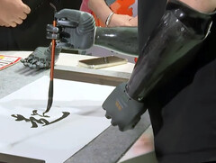Bioniczna ręka BrainCo w akcji kaligraficznej. (Źródło zdjęcia: SCMP)