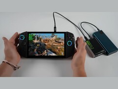 Przenośny komputer do gier Lenovo Legion Go 2 z grą God of War: Ragnarok, w połączeniu z obudową GPU Adlink Pocket AI i power bankiem w pełni przenośnej konfiguracji zasilanej bateryjnie. (Źródło obrazu: ETA PRIME via YouTube)