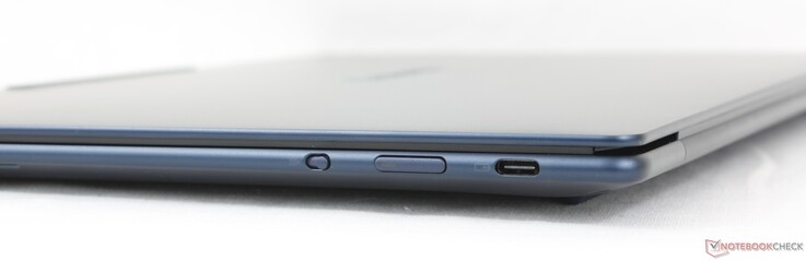 Po prawej: Elektroniczna zasłona kamery internetowej, przycisk zasilania, złącze USB-C 4.0 z DisplayPort 1.4 i funkcją Power Delivery