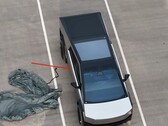 Ta jednostka walidacyjna Cybertrucka wydaje się mieć problemy z wyrównaniem drzwi, które, miejmy nadzieję, zostaną naprawione do czasu rozpoczęcia produkcji. (Źródło obrazu: Joe Tegtmeyer na YouTube)