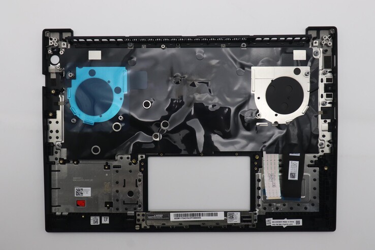 Pokrywa klawiatury P14s Gen 6 Intel, pokazująca małe czarne nity, które utrzymują klawiaturę na miejscu (źródło obrazu: Lenovo)