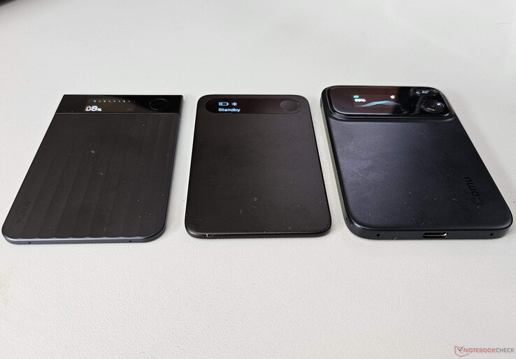W porównaniu z poprzednim modelem – Plaud Note Pro po lewej stronie oraz Comulytic Note Pro pośrodku – model Comu Action Pro po prawej stronie jest dwukrotnie grubszy.