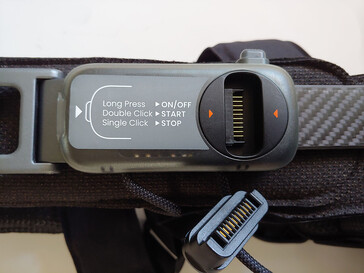 Tylny kontroler z przyciskiem zasilania i złączem. (Źródło obrazu: Notebookcheck)