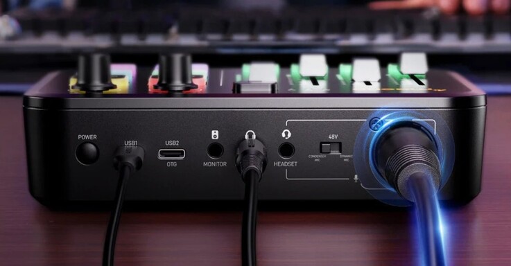 Gniazda wejściowe i wyjściowe z tyłu mikseru audio do gier Maono G3.