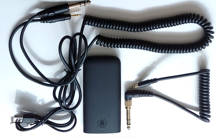 Nadajnik i kable. (Źródło obrazu: Notebookcheck)