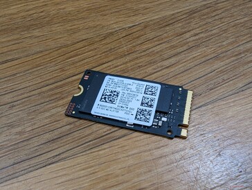 Usunięty dysk SSD M.2. Użytkownicy mogą w razie potrzeby zainstalować dłuższy 2280