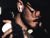 Jedna z kolejnych generacji słuchawek AirPods będzie wyposażona w kamerę Visual Intelligence, co pokazuje ujawnione nagranie firmy Apple odkryte w systemie macOS.