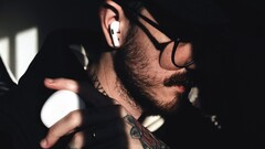 Jedna z kolejnych generacji słuchawek AirPods będzie wyposażona w kamerę Visual Intelligence, co pokazuje ujawnione nagranie firmy Apple odkryte w systemie macOS.