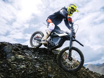 Segway Xaber 300 oferuje moc porównywalną do motocykla gazowego o pojemności 300 cm3. (Źródło zdjęcia: Segway)