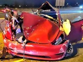 Tesla Model 3 została całkowicie zniszczona w podwójnym wypadku. (Źródło zdjęcia: @OPP_HSD)